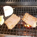 山形牛ステーキ＆焼肉 かかし - 焼く②.JPG