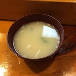 魚国寿司 - ランチにつくワカメ味噌汁