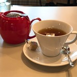 カキノキハウス - セットドリンクの紅茶。ダージリンかアールグレイで選べました。ポットサービスで約２杯分ありましたが茶葉はティーバッグです。ミルクはコーヒー用のポーションミルクでした。レモンは用意が無いようです。