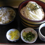 どん - ざるうどん（３８０円）とかやく飯（２００円）です。　セットじゃないよ！　因みに定食も有り！