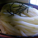 どん - うどんはオーダーが入ってから茹で始める為、１５分程掛かりますが、麺はツルツルの細麺好きだな～