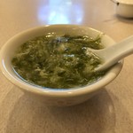 中国料理 一楽 - 豆腐と青菜のとろみスープ、脂料理を助けてくれる。