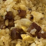 中国料理 一楽 - 刻み腸詰は堅めの食感。