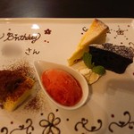 ブラッスリー プティ モンタニュ - デザート盛り、ドリンク付！
      プレートにメッセージサービスもしてくれます(*´∀｀)
      ③種の濃厚ケーキ類、
      ベリーのシャーベット、、良い味です(≧∀≦)