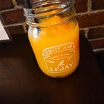 ブラッスリー プティ モンタニュ - ファジーネーブルにしたら、
      丸々オレンジが入ってるし！！
      ボリュームあるドリンク(*ﾟдﾟ*)