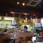 フレッシュネスバーガー - お客さん居ないので落ち着いた店内