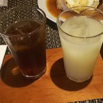 おとなのヒッコリー - ミルクを入れる前のアイスティー、グレープフルーツジュース