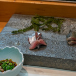 寿司栄 - 2018.8 釧路秋刀魚のはらわた醤油、秋刀魚お造り、炙り秋刀魚
