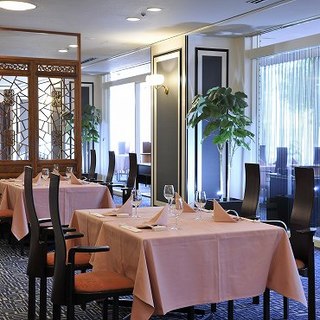 広々としたお席。窓からの陽光で明るい店内でお食事をお楽しみいただけます
                                  