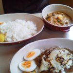 ベジタイム - ランチセット　手前キーマカレー辛口ゆで卵付　奥エビカレー