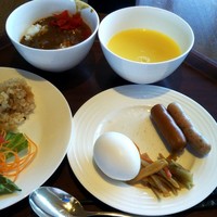 restaurant GRILL TABLE with SKYBAR - カレーライス，コーンスープ，サラダ，タコのカルパッチョ，ソーセージ，ゆで卵，きんぴらごぼうなど。