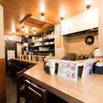 餃子と唐揚げの美味しいお店 肉玉屋 - カウンター10席アットホームな空間です♪