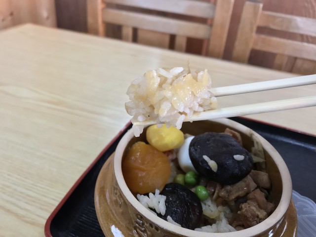 1958年 昭和33年 益子焼の土釜に入った日本三大駅弁の峠の釜めしが誕生した 群馬県安中市松井田町横川 By さすらいの旅人 全国各地孤独のグルメ 峠の釜めし本舗 おぎのや 本店 横川 釜飯 食べログ 1958年 昭和33年 益子焼の土釜に入った日本三大駅弁の峠の釜めしが誕生した 群馬県安中市松井田町横川 By さすらいの旅人 全国各地孤独のグルメ 峠の釜めし本舗 おぎのや 本店 横川 釜飯 食べログ