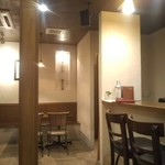 コスモス - さほど広くは無くとても落ち着きます。