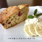 バナナ＆ミックスベリーケーキ　季節商品