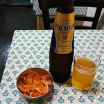 バーワルチー - プレミアムモルツ小瓶（￥４００）と、サービスの玉葱アチャール