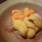 鮨みなと - 馬糞雲丹(奥)と紫雲丹(手前)