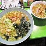 中華そば 万楽 - ラーメン 特大 710円 + ネギ増量 50円 + ワカメ増量 50円 ＝ 810円（以下 税込）と ラーメン 並 500円。　　　　　2018.08.28