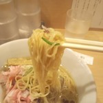 らぁ麺 鳳仙花 - リフトアップ。所々赤い点有り。色違いの蕎麦にも見える。