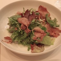 ソンブルイユ TOKYO - 前菜に付いてきた鴨胸肉のサラダ