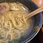 博多水たき さ和鳥 - スープは水炊きより濃厚な味わいと、細めの卵麺のようです。