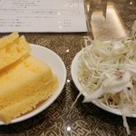 上海庭 - 「点心」という言葉に気を付けよう！の良い例な気がしている(^^;セルフサービスのところから２品持ってきて、マーボ丼待ち。