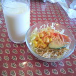 インド料理 ラクスミ - サラダとラッシー