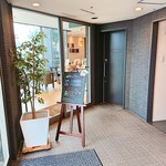 ラ・ベルコリーヌ - 中に入って左側がカフェ