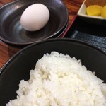 Atamiya - 生卵が配膳されました…、器が2枚重ね、殻を入れる用でしょうか…、嬉しいですね…