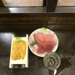 はなみち - マグロ刺（300円）、ウニ刺（300円）、冷純米酒（280円）の合計880円セット！
      価格の安さと質の高さに驚く（酒は除く）