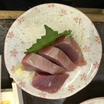 はなみち - 追加のカツオ刺（300円）。これも一切れ食べた後（苦笑）