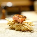 鮨 由う - 松茸を柵にして、大トロを炙って