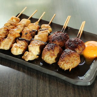 “Yakitori (grilled chicken skewers)” and “Tsukune” made with domestic chicken, and homemade a la carte dishes are also delicious.