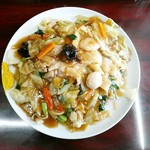 中国料理 鳳蘭飯店 - 26cmの平皿に平らかな盛り付け。豚肉、海老、きくらげ、人参、キャベツ、たけのこ、青菜、うずらの卵の８品目。