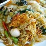 中国料理 鳳蘭飯店 - 麺は所々カリカリに焦がされています。