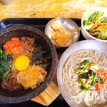 韓国屋台 豚大門市場 - 石焼きビビンパ（ハーフ）に激辛キムチ冷麺（ハーフ）
