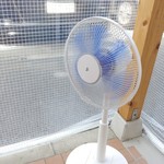 久御山 塩元帥 - ウェイティング客への暑さ対策で扇風機が回されてます。