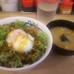 松屋 - 2011/08 旨辛ネギ玉牛めし（並）390円　松屋は味噌汁セット