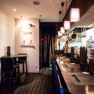 1층은 오픈 키친의 카운터 좌석. 2층은 대관도 가능◎