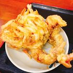 麺処 綿谷 - 玉ねぎのかき揚げ、下足の天ぷらです。（2018.8 byジプシーくん）