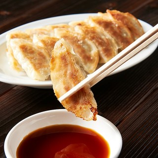 The ultimate side-grilled "Taiyo no Yaki Gyoza / Dumpling" 6 pieces 320 yen (tax included)