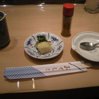 新宿割烹 中嶋 - 小皿と七味が来る