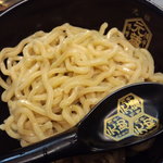 『麺屋 慶史』製の線系４．５ｍｍ程ある極太～太麺で緩やかな縮れ麺。