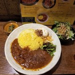 SPICY CURRY 魯珈 - クローブ薫る！激辛ビーフカレーのライス大盛＋るうろう煮玉子＋クリーミィ野菜コルマカレーのぷちカレー＋ぷちサラダ