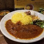 SPICY CURRY 魯珈 - クローブ薫る！激辛ビーフカレーのライス大盛＋るうろう煮玉子＋クリーミィ野菜コルマカレーのぷちカレー