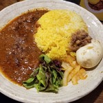 SPICY CURRY 魯珈 - クローブ薫る！激辛ビーフカレーのライス大盛＋るうろう煮玉子