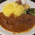 SPICY CURRY 魯珈 - クローブ薫る！激辛ビーフカレーのライス大盛＋るうろう煮玉子