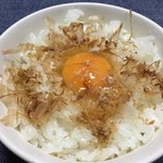 Taketo Ri Famu - 炊き立てのご飯に、卵と削り節を乗せれば、何杯でもいけそうです！！
