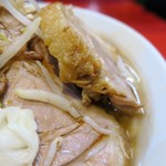ラーメン二郎 - ブタの厚み