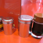 ラーメン二郎 - 卓上調味料